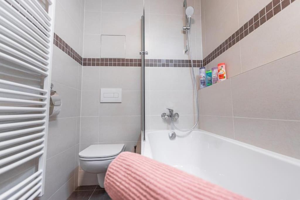Flat With Bathtub & Balcony, Only 12min Centrum, 200mb Wifi Apartment *
