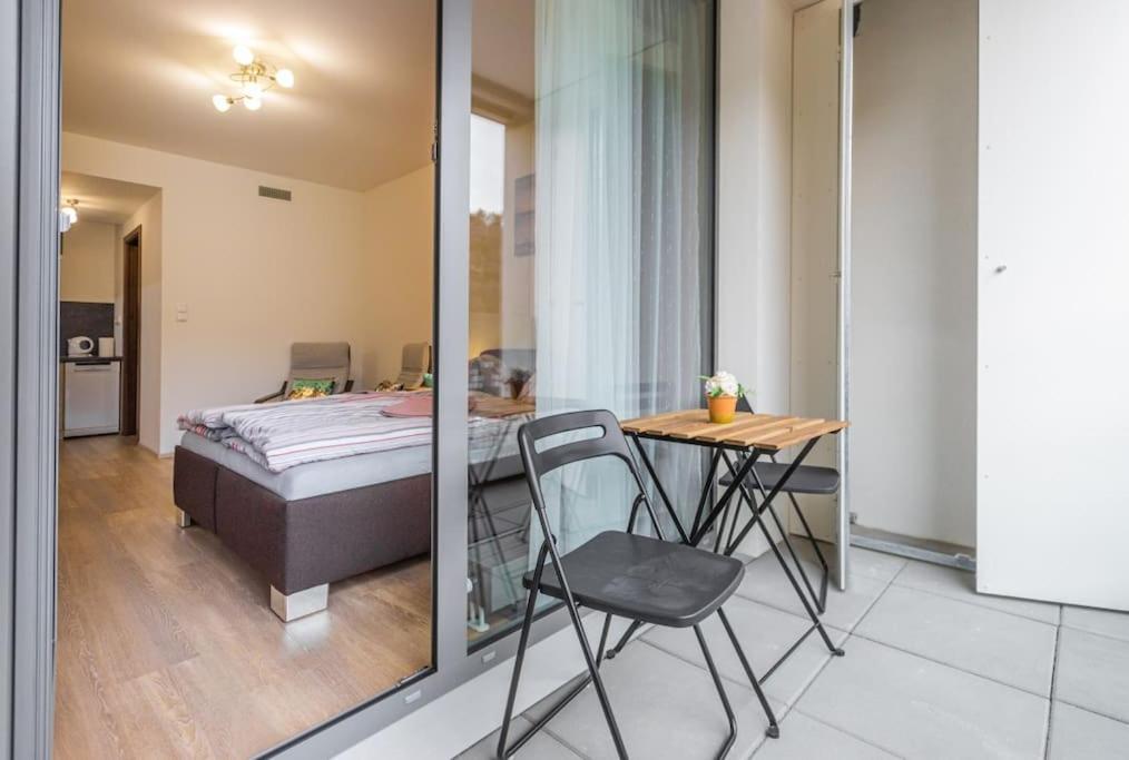 Flat With Bathtub & Balcony, Only 12min Centrum, 200mb Wifi Apartment Prague