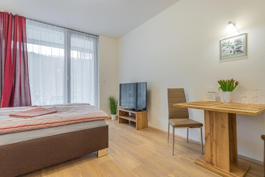 Flat With Bathtub & Balcony, Only 12min Centrum, 200mb Wifi * Praag